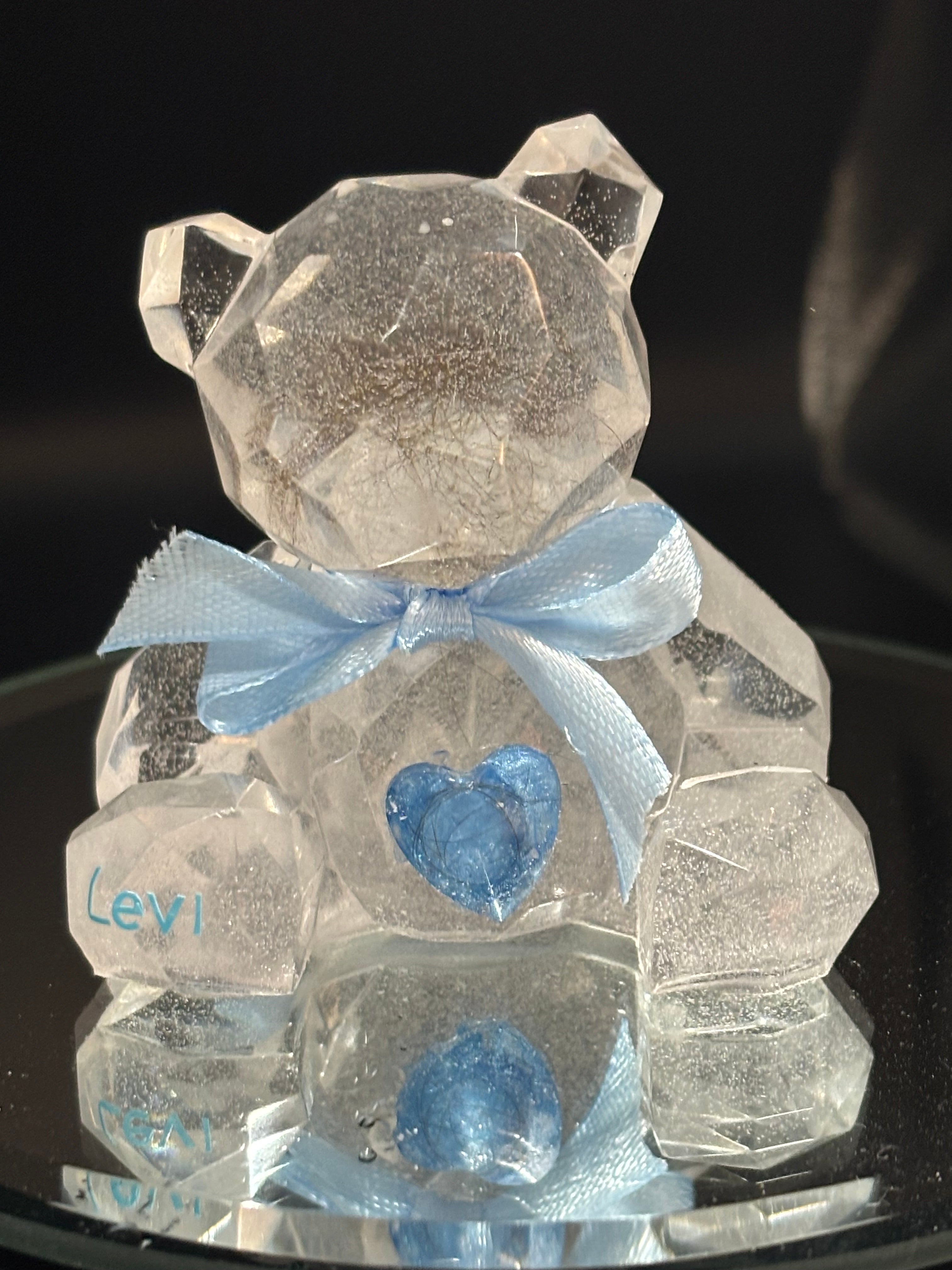 Small resin bear with ashes / hair breastmilk