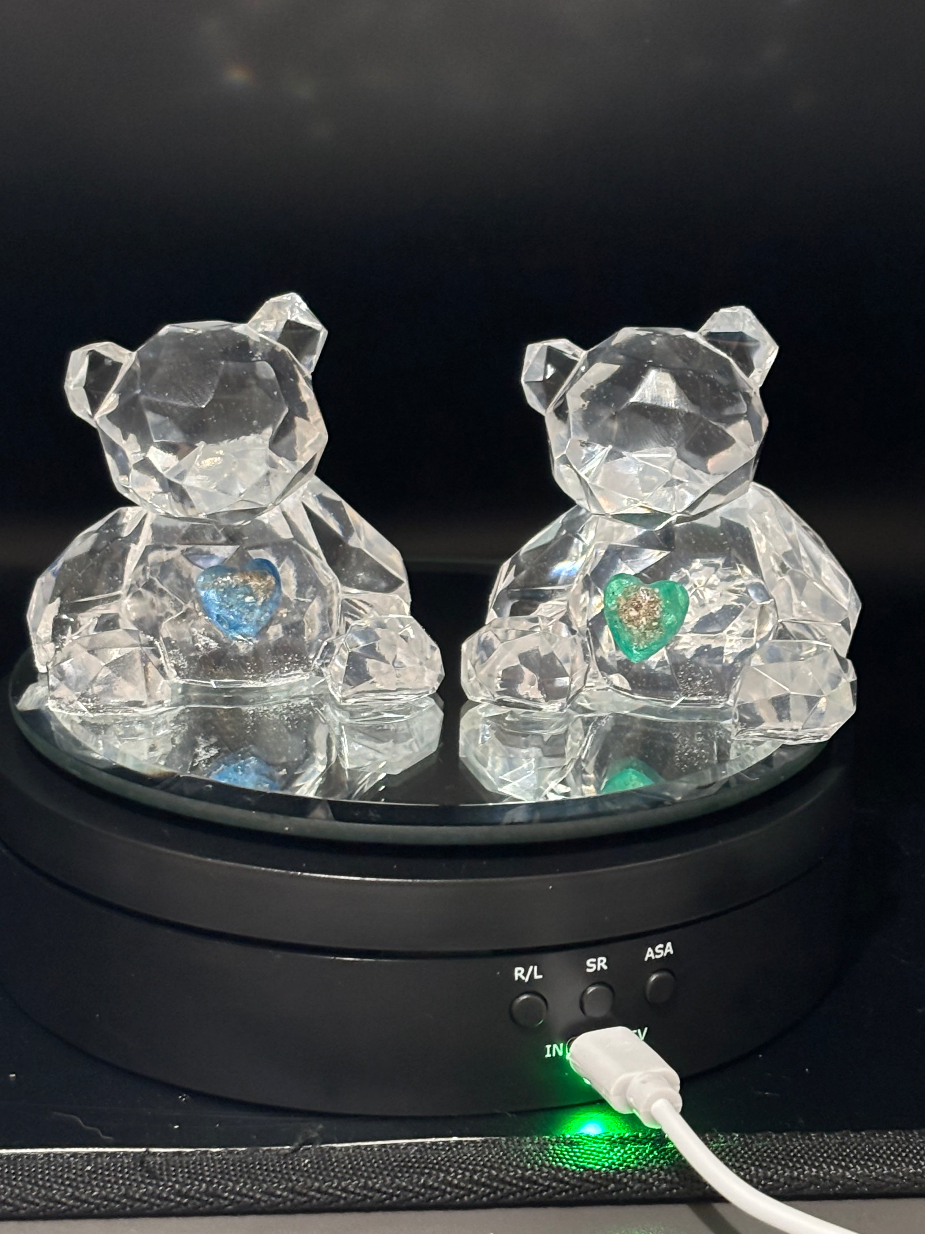 Small resin bear with ashes / hair breastmilk